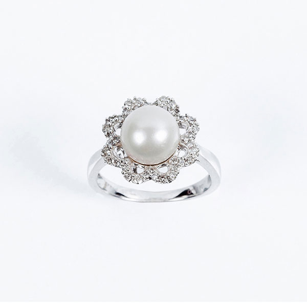 Sortija en oro blanco, con una perla cultivada, 9.0 mm, y orla ondulante de limpios y blancos diamantes 