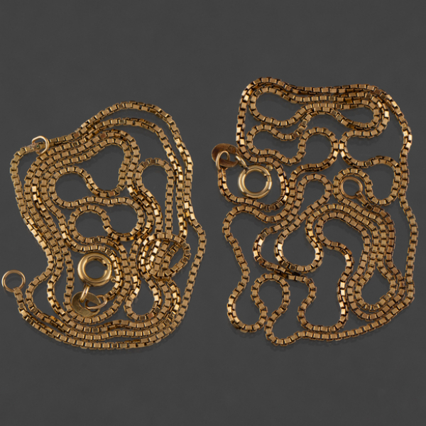 Conjunto de dos cadenas en oro amarillo de 18 kt.