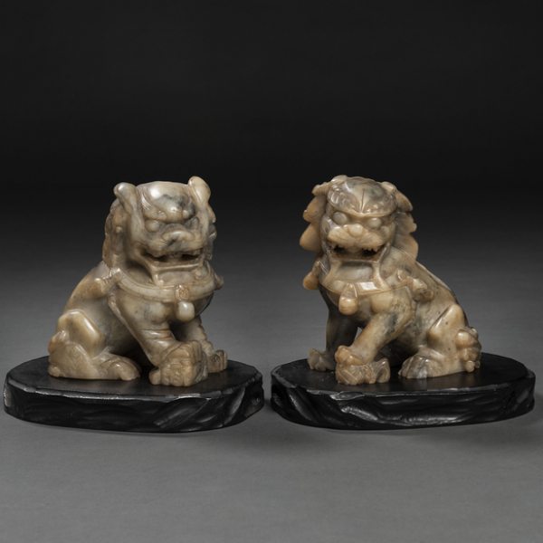 Pareja de leones Foó realizados en piedra de jade. Trabajo Chino, Siglo XX
