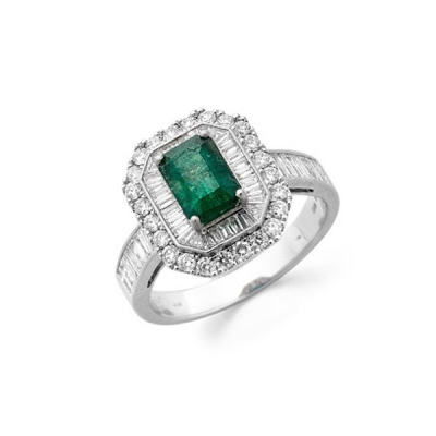 Sortija en oro blanco con esmeralda central, orla de diamantes talla baguette y orla de diamantes talla brillante alrededor.