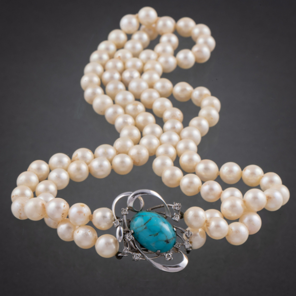 Collar de perlas cultivadas de dos vueltas con broche en oro blanco de 18kt con brillantes y piedra turquesa.