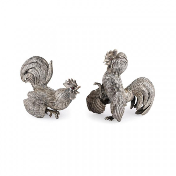 Pareja de gallos de pelea en plata española punzonada, ley 916. España, S. XX.