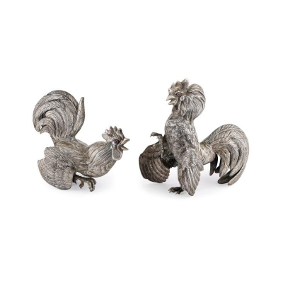 Pareja de gallos de pelea en plata española punzonada, ley 916. España, S. XX.