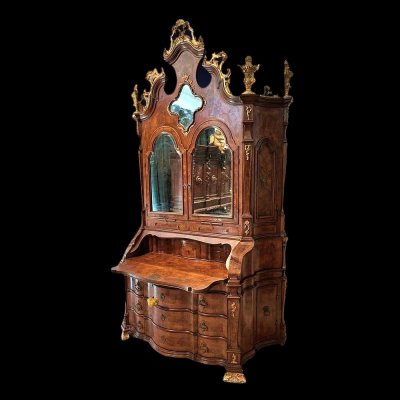 Magnifico Trumeau veneciano, Italia, siglo XIX.    Madera tallada de brezo de nogal, enriquecida con tallas de madera dorada en oro puro de la artesanía veneciana del siglo XIX.