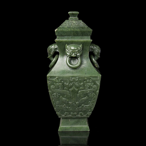 Jarrón cuadrangular de jade verde espinaca &quot;Bestias&quot;, dinastía Qing, periodo Qianlong. 