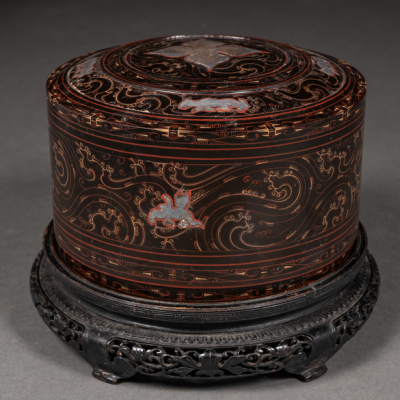 Caja de ofrendas circular en madera lacada en negro con decoración de dorado y aplicaciones en plata dinastía Qing(1644-1912)
