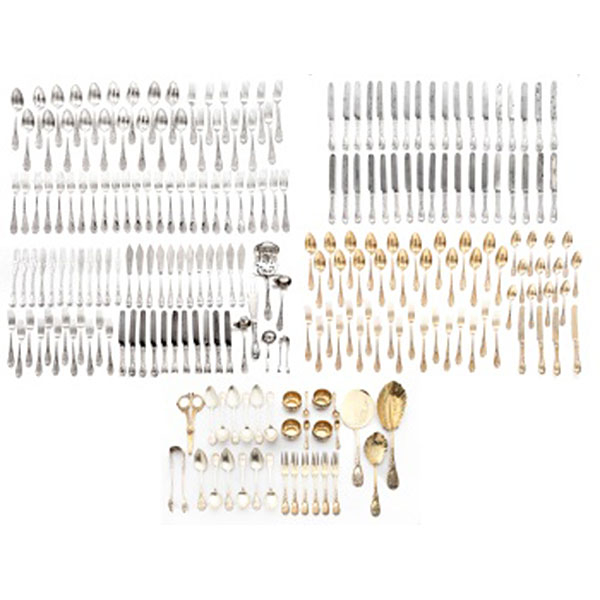 Cubertería en plata y plata vermeil con decoración vegetal, flores y rocallas Estilo Regencia. Marcas de platero. Inglaterra. Pp. S. XX