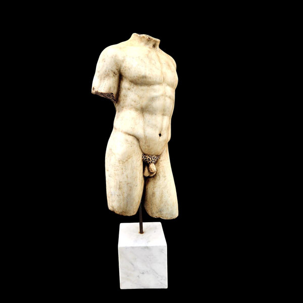 Importante y Decorativo Torso italiano a tamaño real de estilo Clásico en Mármol de Carrara según modelos de la Roma Clásica del siglo XIX, Italia.