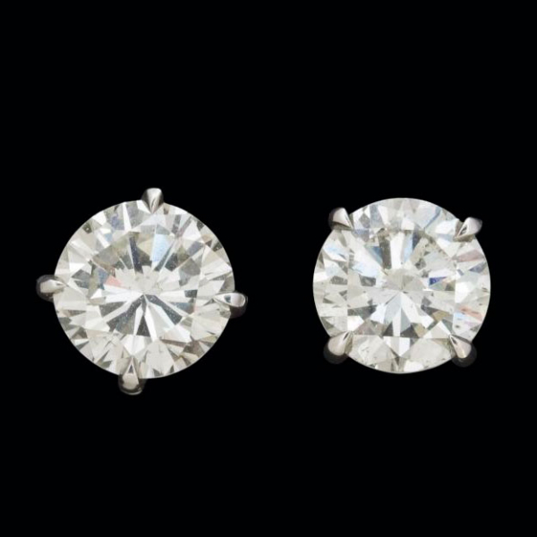 Pendientes de oro blanco de 18 K. y dormilonas de brillantes de un peso total de 2 cts.  