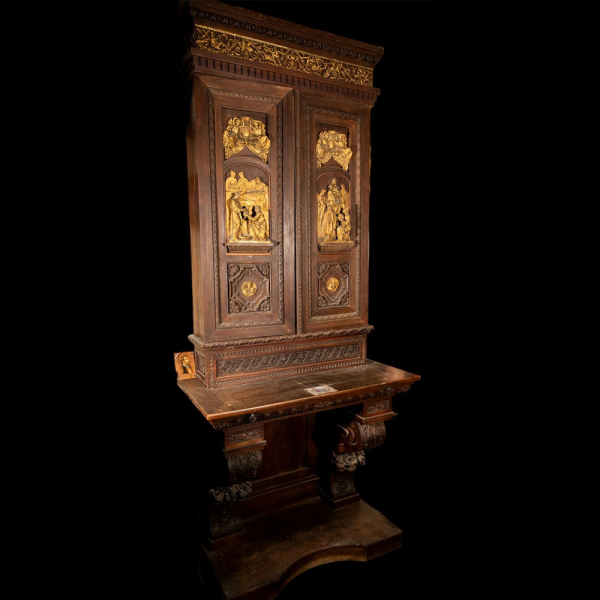 Importante retablo con relieves en bronces de escenas cristológicas y en el interior revela la Crucifixión de Cristo, España, siglo XIX.    Madera tallada, bronce con schiacciato.