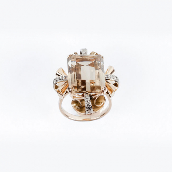 Sortija de época &#039;chevalier&#039; en oro amarillo 18K con gran cuarzo &#039;fumé&#039; 