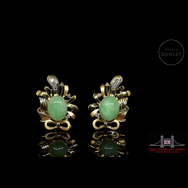 Pendientes en oro amarillo de 18k, con un diseño ornamental con jadeita y diamantes. 