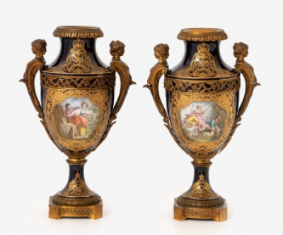 Pareja de jarrones en porcelana azul cobalto Estilo Luis XVI. Época Napoleón III. Francia. Manufactura Sevres. S. XIX