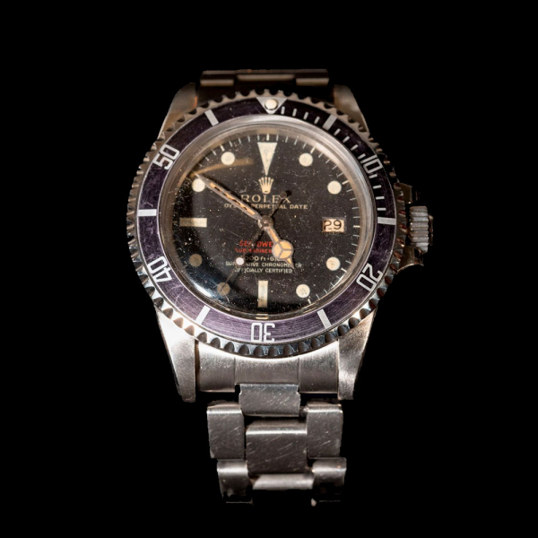Reloj ROLEX mod. Oyster Perpetual Date Sea-Dweller &quot;Double Red&quot;, Superlative Chronometer Officially Certified. Ref. 1665. Reloj para caballero con caja y brazalete en acero. Años 70.