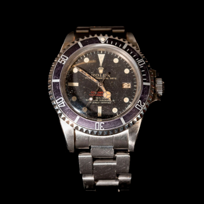 Reloj ROLEX mod. Oyster Perpetual Date Sea-Dweller &quot;Double Red&quot;, Superlative Chronometer Officially Certified. Ref. 1665. Reloj para caballero con caja y brazalete en acero. Años 70.
