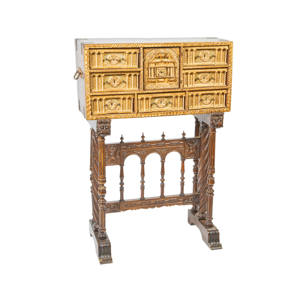 Bargueño estilo «Vargas» en madera policromada y parcialmente dorada con decoración de motivos florales y motivos arquitectónicos tallados, s.XVIII.