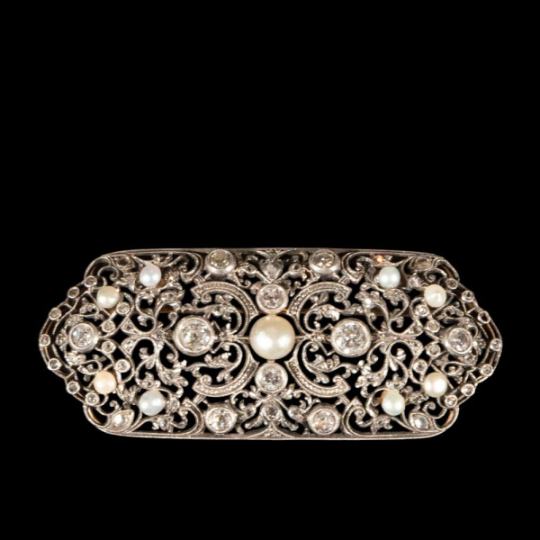 Broche antiguo en oro amarillo 18 k ornamentado con diamantes talla antigua y perlas finas.
