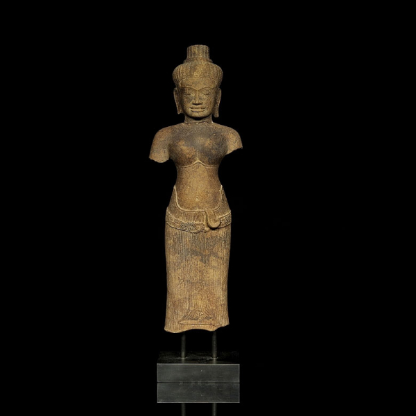 Figura Khemer "Divinidad femenina", mediados s.XI.  Escultura en piedra arenisca estilo Baphuon.
