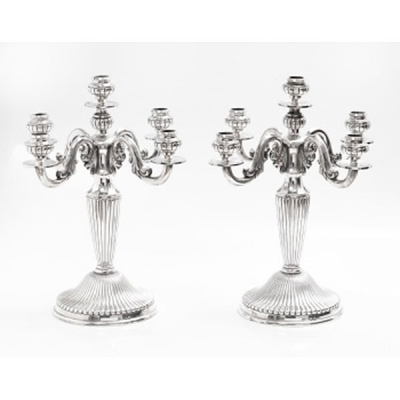 Pareja de candelabros de 5 brazos en plata con decoración de gallones y rocallas. Estilo Luis XVI. 