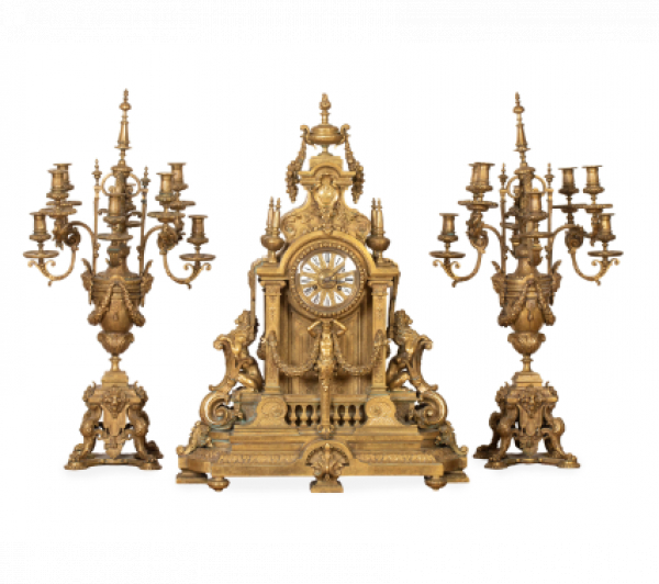 Guarnición de chimenea de bronce dorado de estilo Luis XIV.  Francia, finales del S. XIX. 