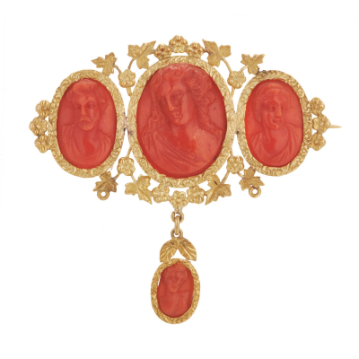 Broche de diseño estilo s.XIX en oro con camafeos de coral representando bustos femeninos.
