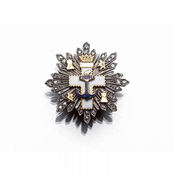 Insignia Gran Cruz al Mérito Naval con distintivo blanco, en sólida montura de oro rosa, blanco y diamantes.