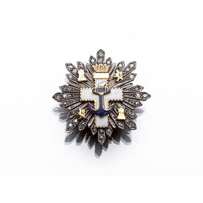 Insignia Gran Cruz al Mérito Naval con distintivo blanco, en sólida montura de oro rosa, blanco y diamantes.