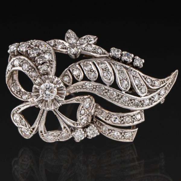 Broche en forma de lazo en oro blanco de 18kt. 