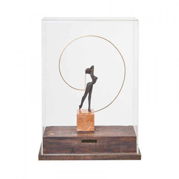 Bernard Rives (Carcassonne, Francia, 1947)  Swing.  Escultura en bronce dorado y patinado sobre peana en mármol rosa veteado.