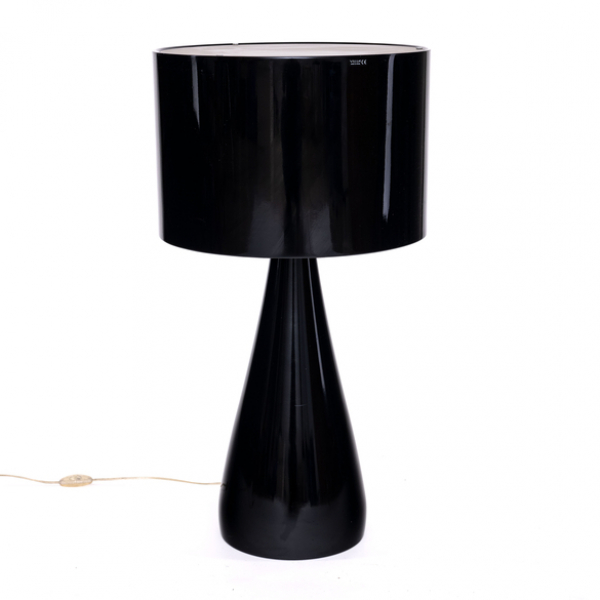 Lámpara de mesa realizada en poliuretano color negro con pantalla metálica pintada en negro con difusor de cristal.
