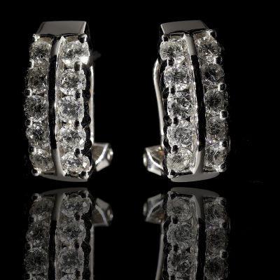 Par de pendientes en oro blanco de 18K y diamantes. 
