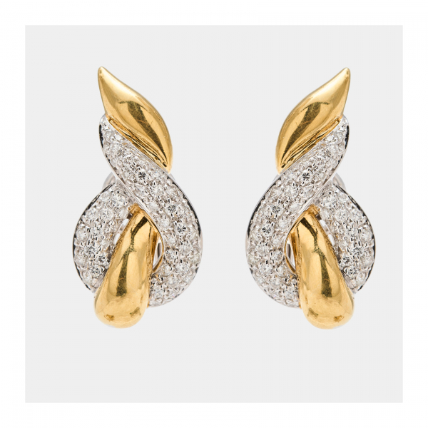 Pendientes diseño entrelazado en oro bicolor con pavé de diamantes talla brillante.