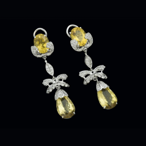Pendientes de oro blanco de 18 K. con berilos amarillos talla pera y oval (21,20 cts.) y secciones vegetales cuajadas de diamantes (0,97 cts.).