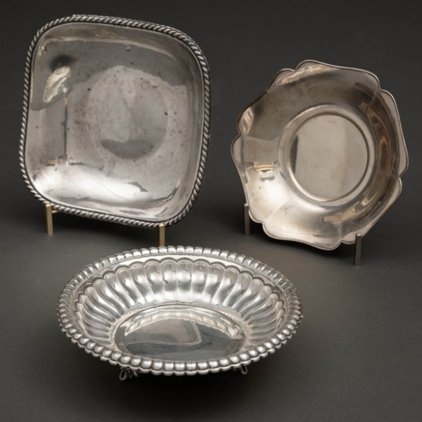 Conjunto de tres paneras en plata española y punzonada del siglo XX.