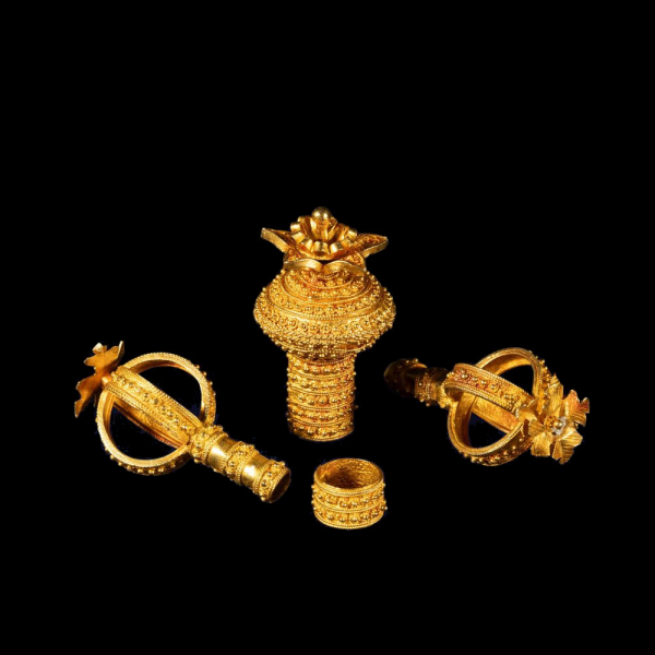 Excepcional lote de mango de puntero y remates de rollo de Tor&aacute; Judaica de Tor&aacute; en oro fino de 22k, trabajo medieval Reyes Cat&oacute;licos, siglo XV.