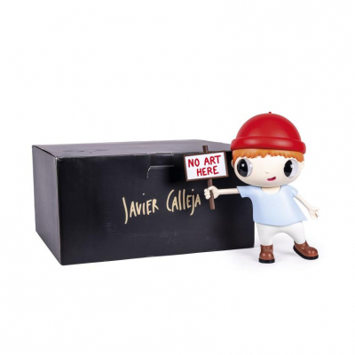 Javier Calleja. "No Art Here (2021)". Escultura en resina, cristal, algod&oacute;n y madera.