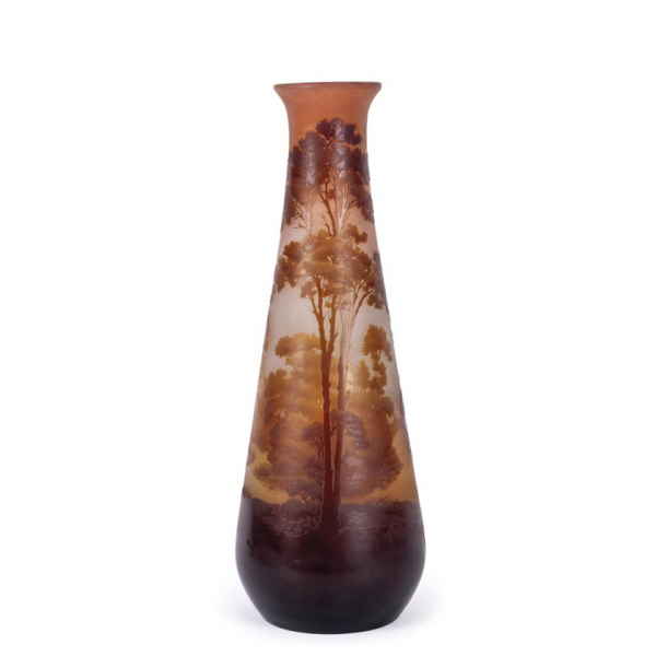 Emille Gallé. Jarrón "Bosques", c. 1919.   Jarrón en vidrio camafeo tallado y grabado al ácido. Firmado en la parte inferior.