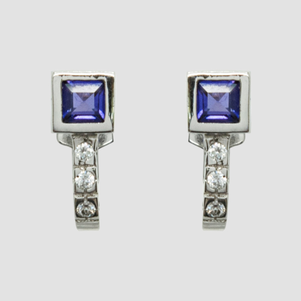Pendientes media criolla en oro blanco con amatista talla carré de 4 x 4 mm. y diamantes talla brillante.