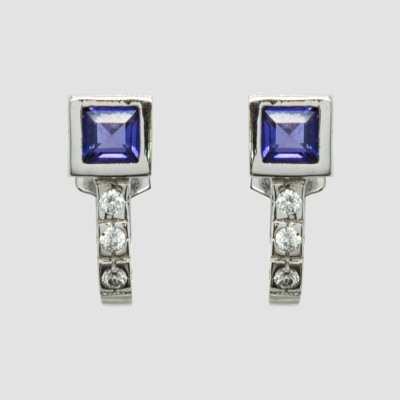 Pendientes media criolla en oro blanco con amatista talla carr&eacute; de 4 x 4 mm. y diamantes talla brillante.