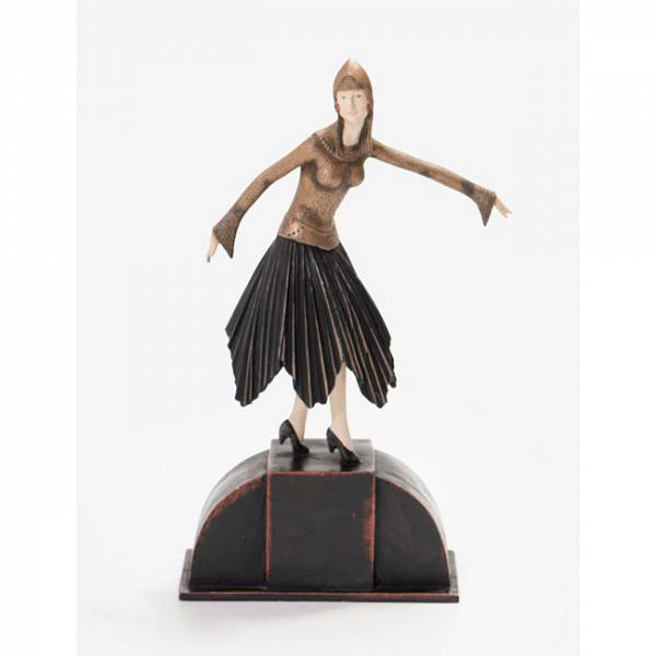 ESCUELA EUROPEA   (Pp. S. XX)  "Dama bailando"  Madera pintada / Dorada 