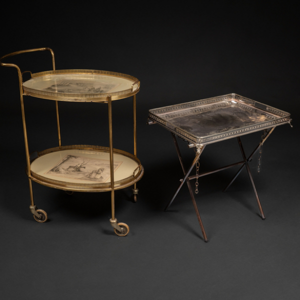 Conjunto de carrito con ruedas y bandeja en metal plateado. Siglo XX