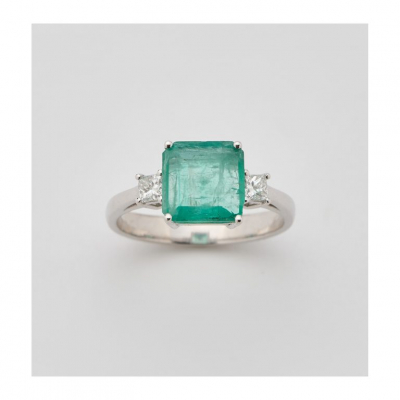 Sortija en oro blanco con esmeralda talla octogonal custodiada por diamantes talla princesa.