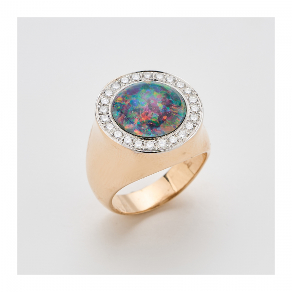 Sortija sello en oro bicolor con cabujón redondo de ópalo australiano de 10,5 mm. orlado por diamantes talla brillante.