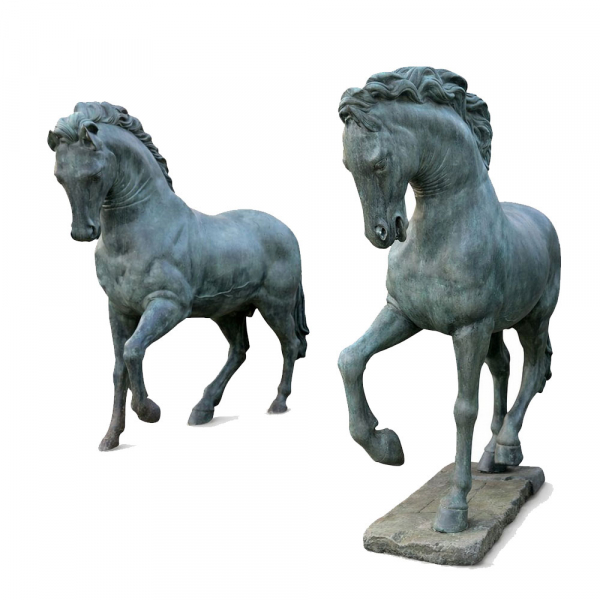 Pareja monumental de caballos a tamaño real, Italia, probablemente siglo XX.  Bronce fundido a la cera perdida.
