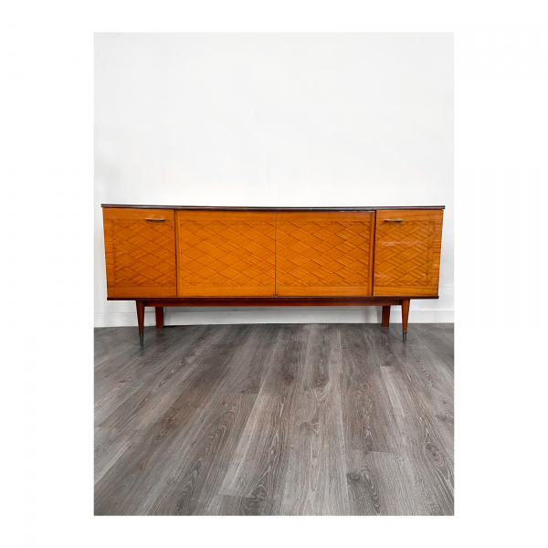 Aparador mid-century en madera de palo rosa con patrón ajedrezado de maderas contrastadas, Francia, c.1960.