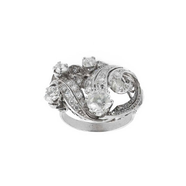 Sortija vintage, años 40, en platino con un diamante principal, talla 'cushion' antigua 