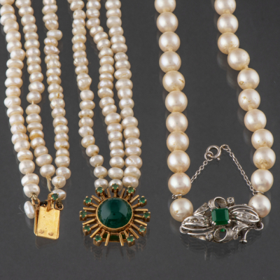 Conjunto de dos collares de perlas con cierres en oro amarillo de 18 kt. 