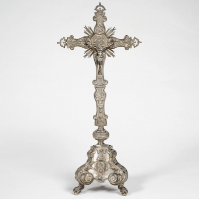 Cruz de altar en plata espa&ntilde;ola y punzonada del a&ntilde;o 1753.  Escuela Espa&ntilde;ola del siglo XVIII. 
