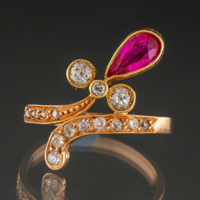 Anillo en oro amarillo de 18kt con brillantes y rubí en talla pera.