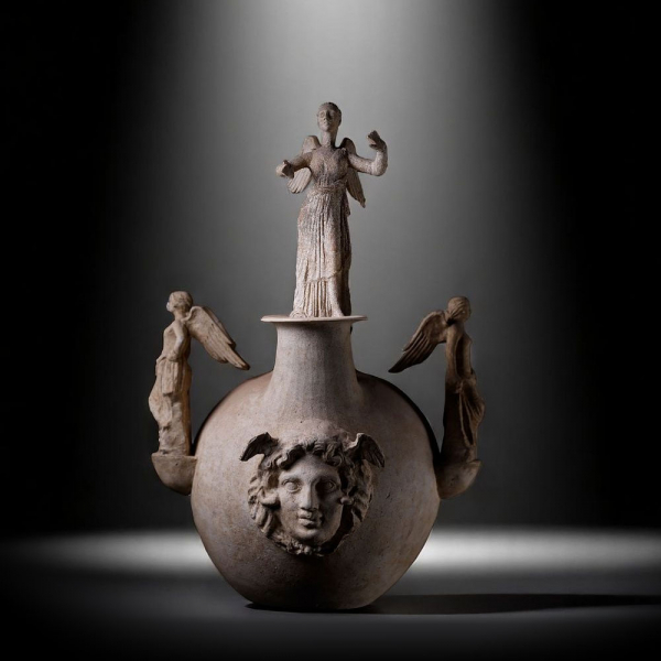 Monumental y excepcional Crátera Magna Grecia con Medusa y asas rematadas con Deidades, en terracota. Canosa, Italia. Finales siglo IV - III a.C.